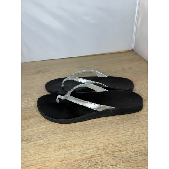 Olukai Women's Size 10 Silver Black Puawe Cushioned Recovery Sandals - Picture 6 of 10